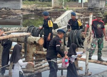 Brimob Polda Aceh Berpacu Merampungkan Pembangunan Jembatan Darurat di Aceh Singkil