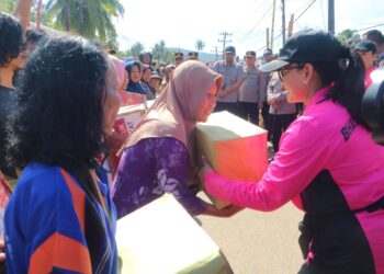 Ketum Bhayangkari Beri Bantuan hingga Hibur Anak-anak Korban Bencana di Tapanuli Tengah