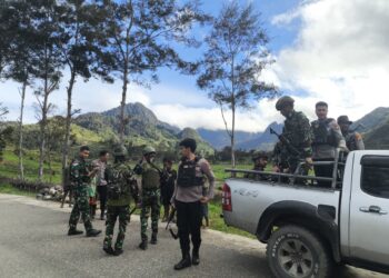 Patroli Gabungan Polsek Bolakme Bersama Satgas Yonif 521/DY Untuk Jaga Kamtibmas