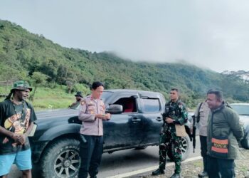 Kapolsek Asologaima Bersama Kepala Suku Laksanakan Patroli Dialogis di Wilayah Perbatasan Piramid–Bolakme