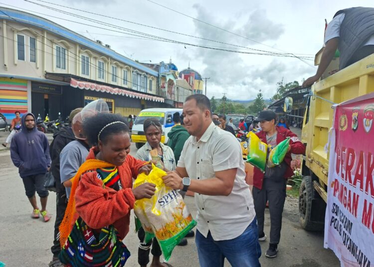 Sat Reskrim Polres Jayawijaya Salurkan 5 Ton Beras Gpm Untuk Masyarakat di Jalan Pramuka
