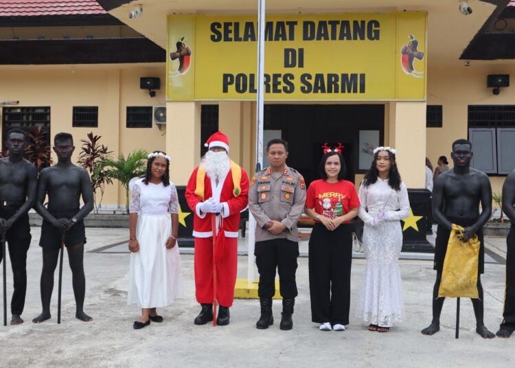 Polres Sarmi Tebar Kegembiraan Lewat Patroli Santa Ceria