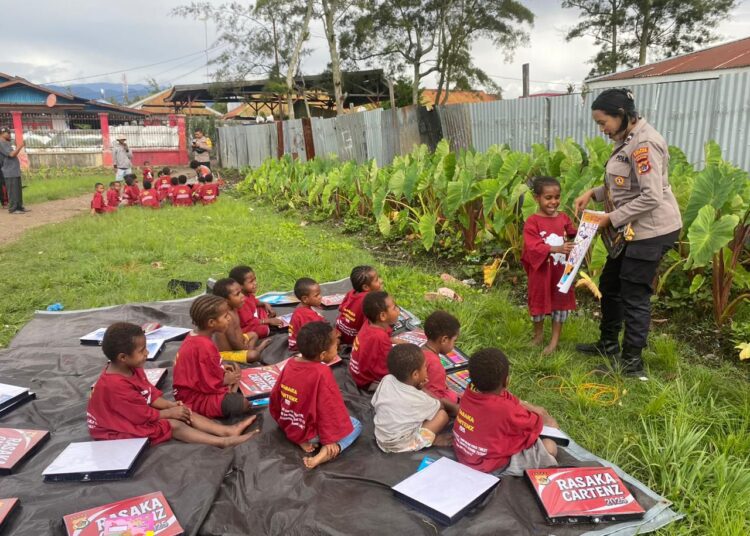 Subsatgas SI IPAR Operasi Rasaka Cartenz 2025 Gelar Edukasi Anak di Halaman Rumah Warga Wamena