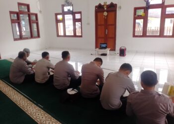 Personel Polres Sarmi Ikuti Binroh Secara Daring di Masjid Nur Rahmat