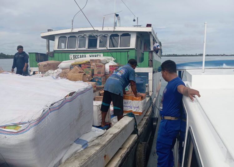 Sat Polairud Polres Sarmi Evakuasi Barang Dagangan Milik Warga Mamberamo Setelah KLM Segara Wangi Alami Kerusakan Mesin