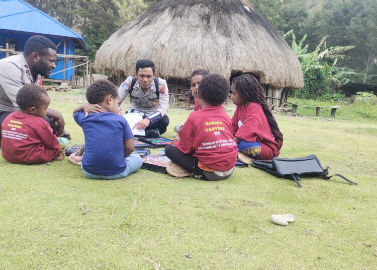 Bangun Semangat Belajar Sejak Dini, Subsatgas Si-IpAr Polres Lanny Jaya Terus Hadir di Kampung Yokobak