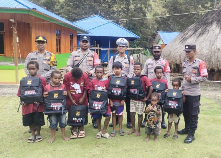Subsatgas Si-IpAr Operasi Rasaka Cartenz 2025 Polres Lanny Jaya Hadirkan Pembelajaran untuk Anak-Anak Usia Dini di Kampung Yokobak