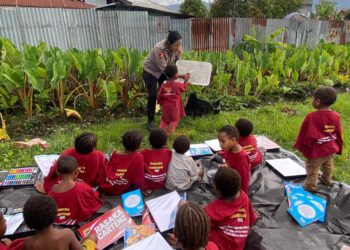 Rasaka Cartenz 2025: Polisi Ajak Anak Wamena Kenal Huruf Lewat Cara Seru