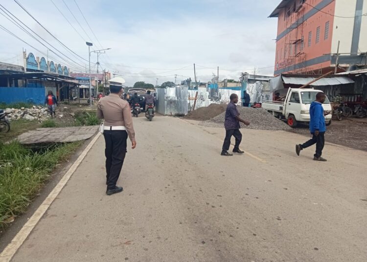 Polsek Wamena Kota Tertibkan Arus Lalin di Jalan Hom Hom, Demi Kenyamanan Warga