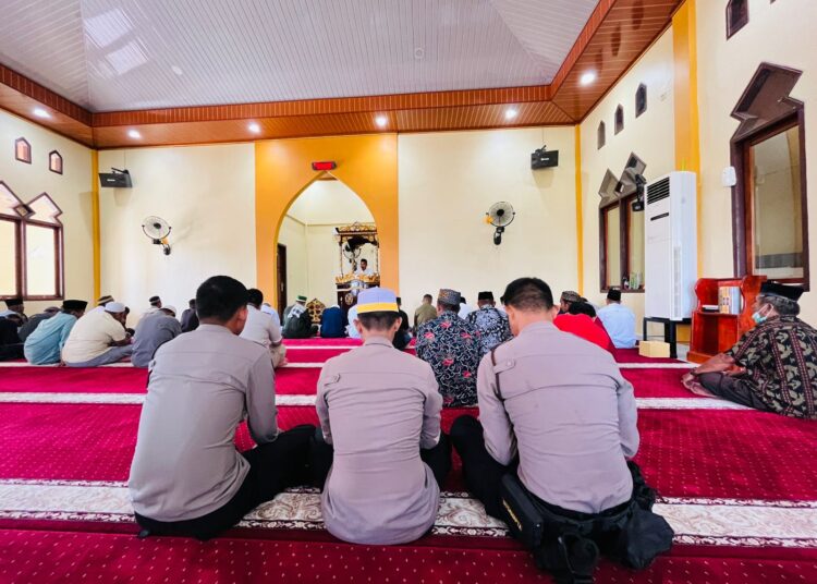 Personel Polres Sarmi Tebar Pesan Kamtibmas Lewat Jum’at Religi