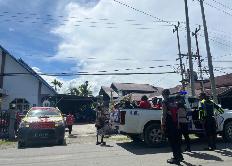 Polres Sarmi Kawal Pawai Santa Claus GKI Maranatha, Warga Antusias Menyambut Natal