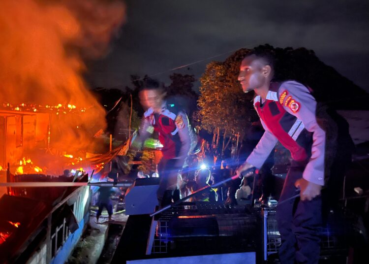 Polres Sarmi Bersama Polsek Sarmi Kota Respon Cepat Kebakaran di Kampung Sarmo