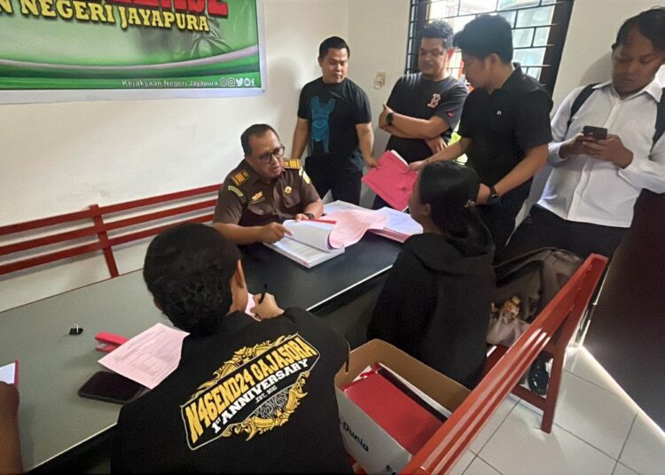 Sat Reskrim Polres Sarmi Limpahkan Tersangka Pembunuhan Anak ke Kejaksaan