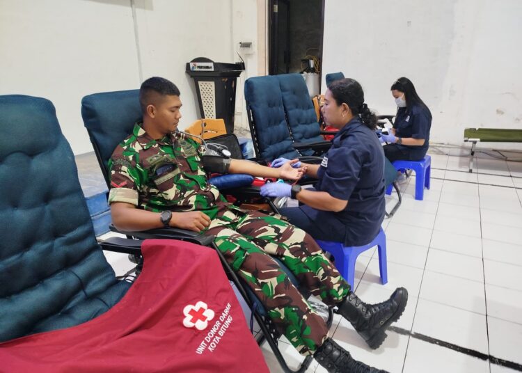 Semangat Kemanusiaan, Personel Kodim 1310/Bitung Turut Partisipasi Donor Darah Di HUT PT. Pertamina Ke-68
