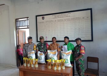 Polsek Pantai Barat Dampingi Penyaluran Bantuan Pangan di Distrik Pantai Barat