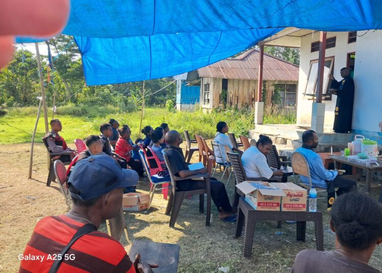 Personil Pos Shelter Sat Samapta Polres Sarmi Bantu Proses Pemakaman Warga Serwar Baru