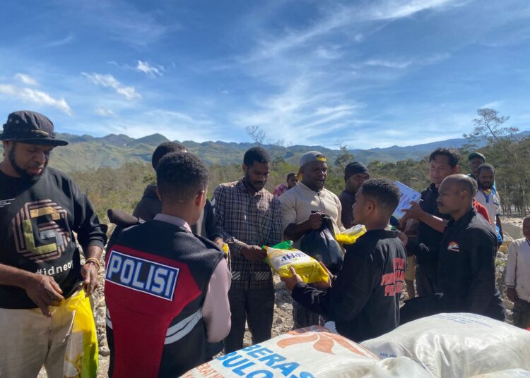 Polres Jayawijaya Salurkan Bantuan untuk Warga Terdampak Longsor di Kampung Pobiatma