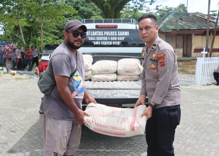 Polres Sarmi Tebar Kasih Natal Lewat Bakti Sosial di Gereja Ebenheizer