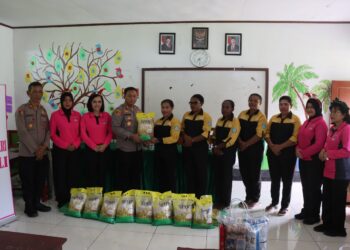 Polres dan Bhayangkari Sarmi Hadirkan Sukacita Natal bagi Siswa SDN Wapoania