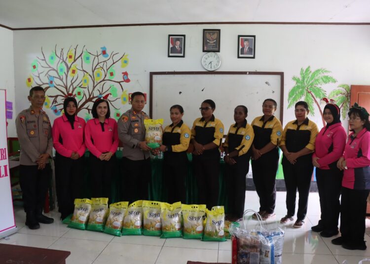 Polres dan Bhayangkari Sarmi Hadirkan Sukacita Natal bagi Siswa SDN Wapoania