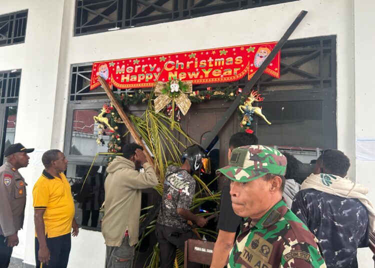 Polres Sarmi amankan Aksi Pemalangan di 3 Kantor Pemda Sarmi oleh massa tenaga honorer