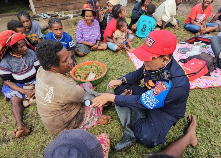 Polres Jayawijaya Hadir di Tengah Bencana, Tim Dokkes Layani Korban Banjir