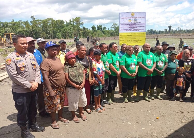 Kapolres Sarmi Hadiri Tanam Perdana Padi Sawah Program Cetak Sawah Rakyat di Bonggo