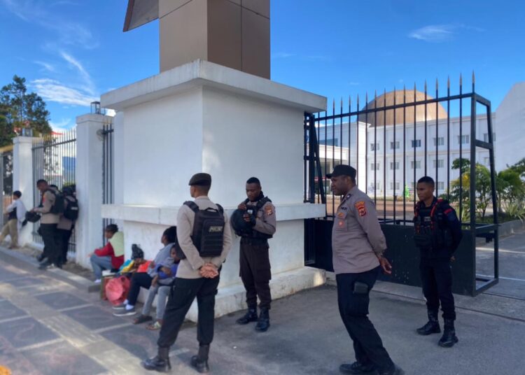 Polres Jayawijaya Hadirkan Rasa Aman pada Ibadah Kebaktian Kebangunan Rohani