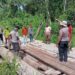 Kapolsek Bonggo Bersama Warga Perbaiki Jembatan Kayu di Kampung Mawes Mukti