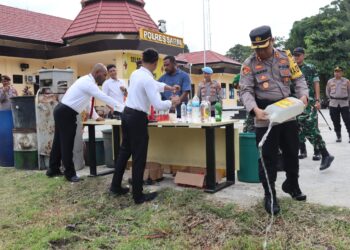 Polres Sarmi Musnahkan Miras Hasil Razia Jelang Natal dan Tahun Baru 2026