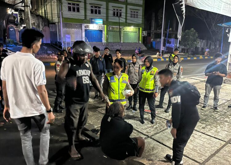 Personel Operasi Lilin Mansinam 2025 Berikan Pertolongan Warga Saat Patroli Malam di Manokwari