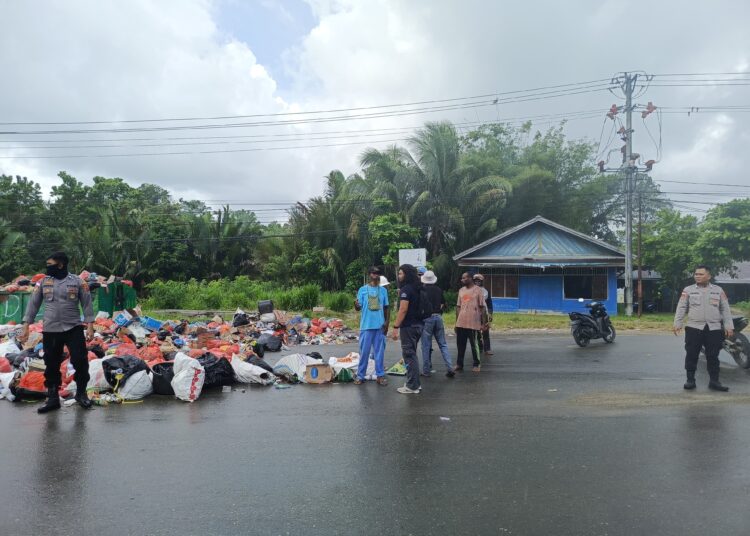 Humanis dan Sigap, Wakapolres Sarmi Pimpin Mediasi Pemalangan Sampah di Mararena