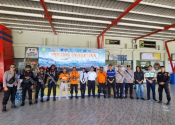 Polres Jayawijaya Amankan Aktivitas Penerbangan di Bandara Wamena Selama Ops Lilin Cartenz 2025