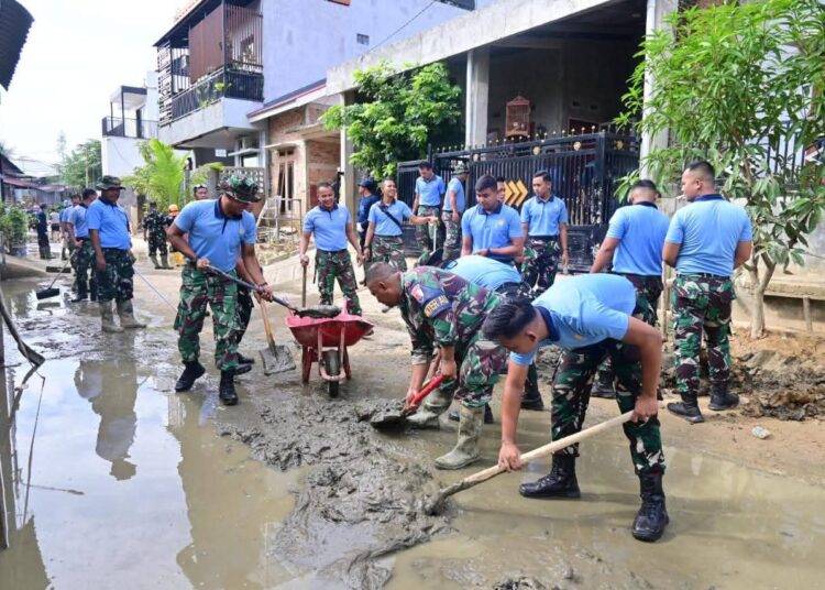 “Prajurit TNI AU dan Warga Bahu Membahu Bersihkan Lumpur Pascabanjir di Tabing Banda Gadang”