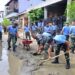 “Prajurit TNI AU dan Warga Bahu Membahu Bersihkan Lumpur Pascabanjir di Tabing Banda Gadang”