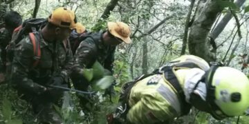 Prajurit TNI Temukan Enam Korban Kecelakaan Pesawat ATR 42-500