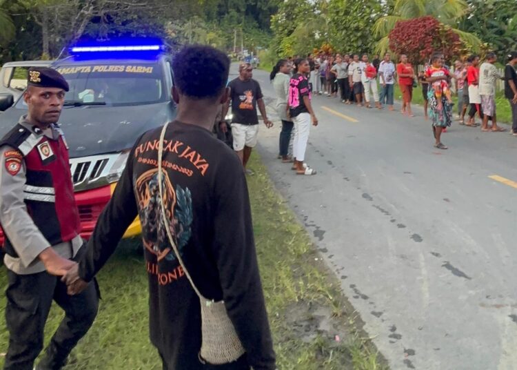 Patroli Dialogis Sat Samapta Polres Sarmi, Sambangi Tradisi Siram Air Masyarakat Pasca Tahun Baru