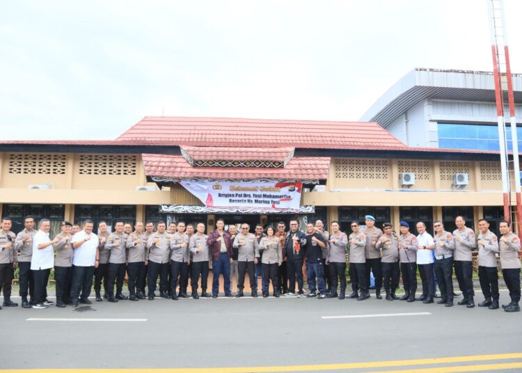Kapolda Papua Barat Melepas Keberangkatan Wakapolda Kalteng di Bandara Rendani