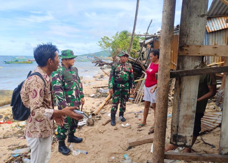 Rumah Warga Ambruk Diterjang Angin Kencang, Dandim 1310/Bitung Turun Langsung Tinjau Lokasi dan Berikan Bantuan