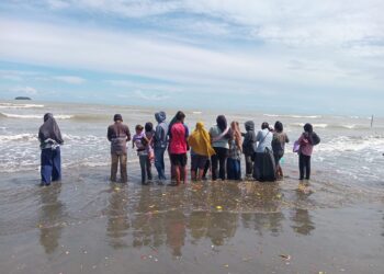 Doa dan Tabur Bunga Tandai Penghentian Pencarian Mandiri Korban Tenggelam di Muara Kali Dormas