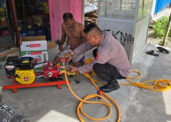 Sat Binmas Polres Sarmi Berikan Bantuan Usaha Mesin Cuci Motor Bagi Warga Kampung Neidam