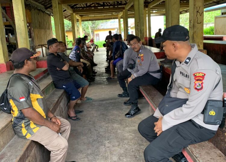 Sat Binmas Polres Sarmi Sosialisasikan FKPM dan Pos Kamling di Pasar Sentral Mararena