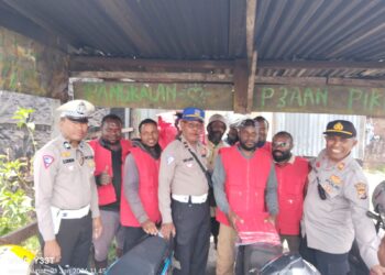 Polres Jayawijaya Salurkan Bantuan Rompi Ojek kepada Pengemudi Ojek di Kota Wamena