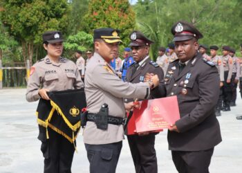 Kapolres Sarmi Pimpin Upacara Kesadaran Nasional dan Penganugerahan Tanda Kehormatan Satyalancana