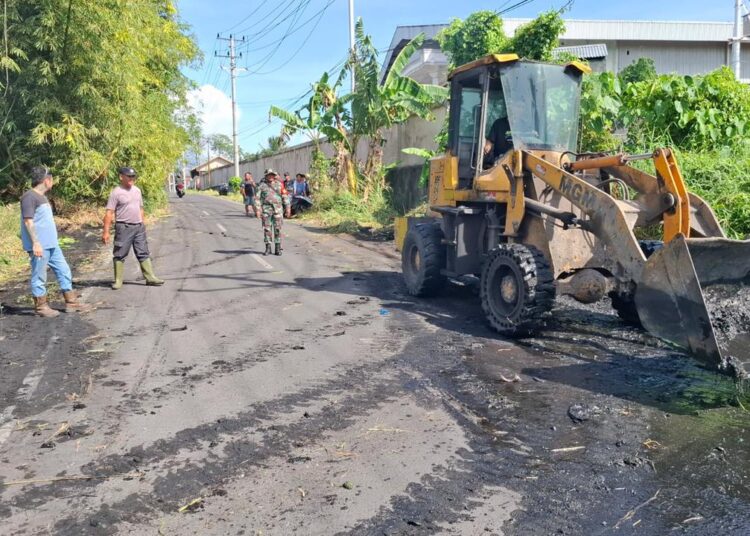 Wujud Kemanunggalan TNI-Rakyat, Babinsa Koramil 01 Bitung Kerja Bakti Bersama Warga Tanjung Merah
