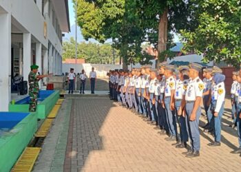 Jadi Irup di Sekolah, Babinsa Koramil 01/Bitung Sosialisasikan Rekrutmen TNI AD