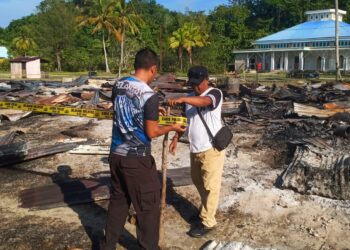 Respons cepat Polsek Karas bersama Koramil dan warga padamkan kebakaran di Kampung Malakuli