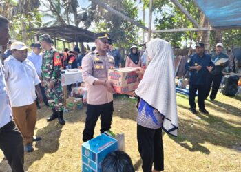 Polsek Karas Kawal dan Amankan Penyaluran Bansos Korban Kebakaran Kampung Malakuli