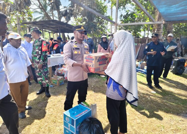 Polsek Karas Kawal dan Amankan Penyaluran Bansos Korban Kebakaran Kampung Malakuli