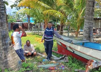Sambangi Warga Pesisir, Bhabinkamtibmas Sarmi Kota Ajak Jaga Kamtibmas